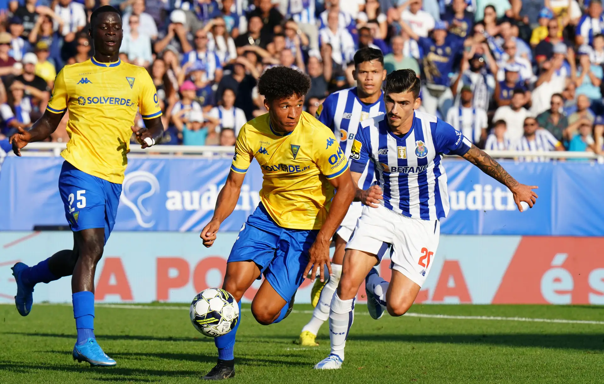 “Condenamos as atitudes de quem não consegue controlar as suas emoções”. A reação do Estoril ao episódio nas bancadas no jogo com o FC Porto