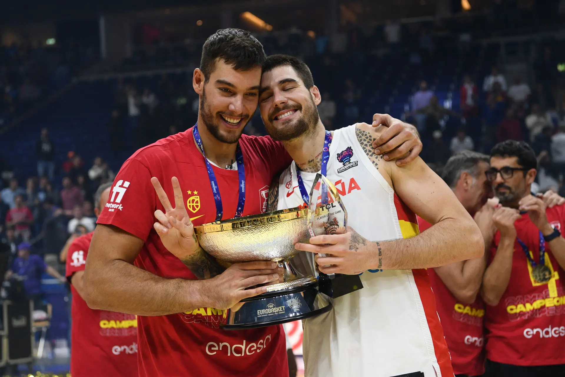 Dos pavilhões aos filmes da Netflix, Juancho e Willy Hernangómez são mais uma dupla espanhola de irmãos basquetebolistas que brilha alto