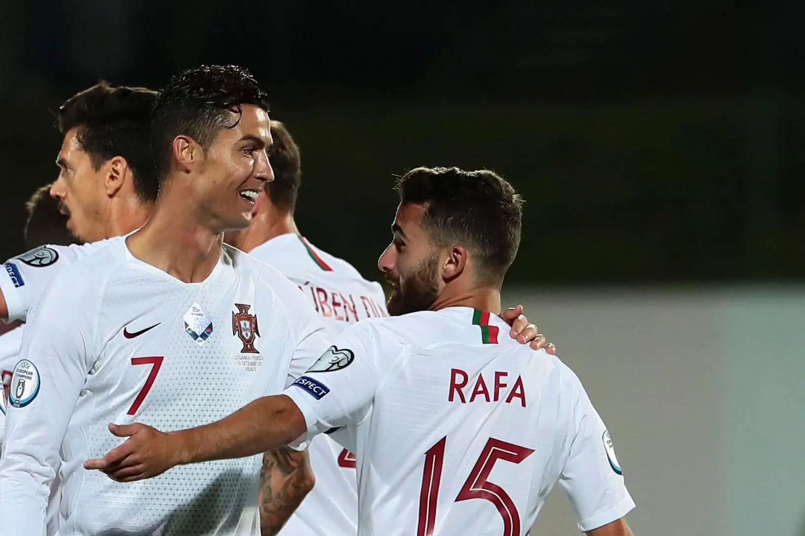 Cristiano Ronaldo e Rafa num jogo de apuramento para o Europeu 2020, na Lituânia, em setembro de 2019