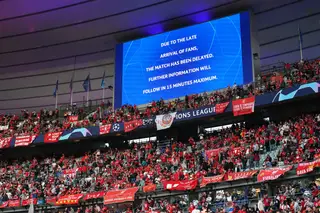 Nos ecrãs do estádio, a UEFA culpou “a chegada tardia de adeptos” pelo atraso no início da final da Champions com mensagem pré-feita