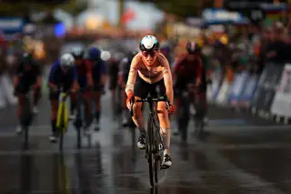 “É a minha mais bela vitória, passei do pesadelo ao sonho”: Annemiek van Vleuten conquista título mundial de ciclismo de estrada