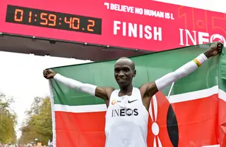 Kipchoge, com a bandeira do Quénia depois de baixar das duas horas na maratona não oficial organizada pela INEOS, em Viena, em 2019