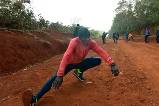 Kipchoge alonga numa sessão de treino no Quénia