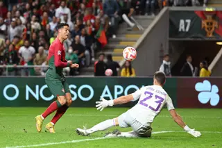 Unai Simón defende o remate de Ronaldo, numa das melhores oportunidades do jogo