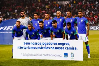 No jogo em que a seleção do Brasil exibiu mensagem contra o racismo, os adeptos atiraram uma banana a Richarlison