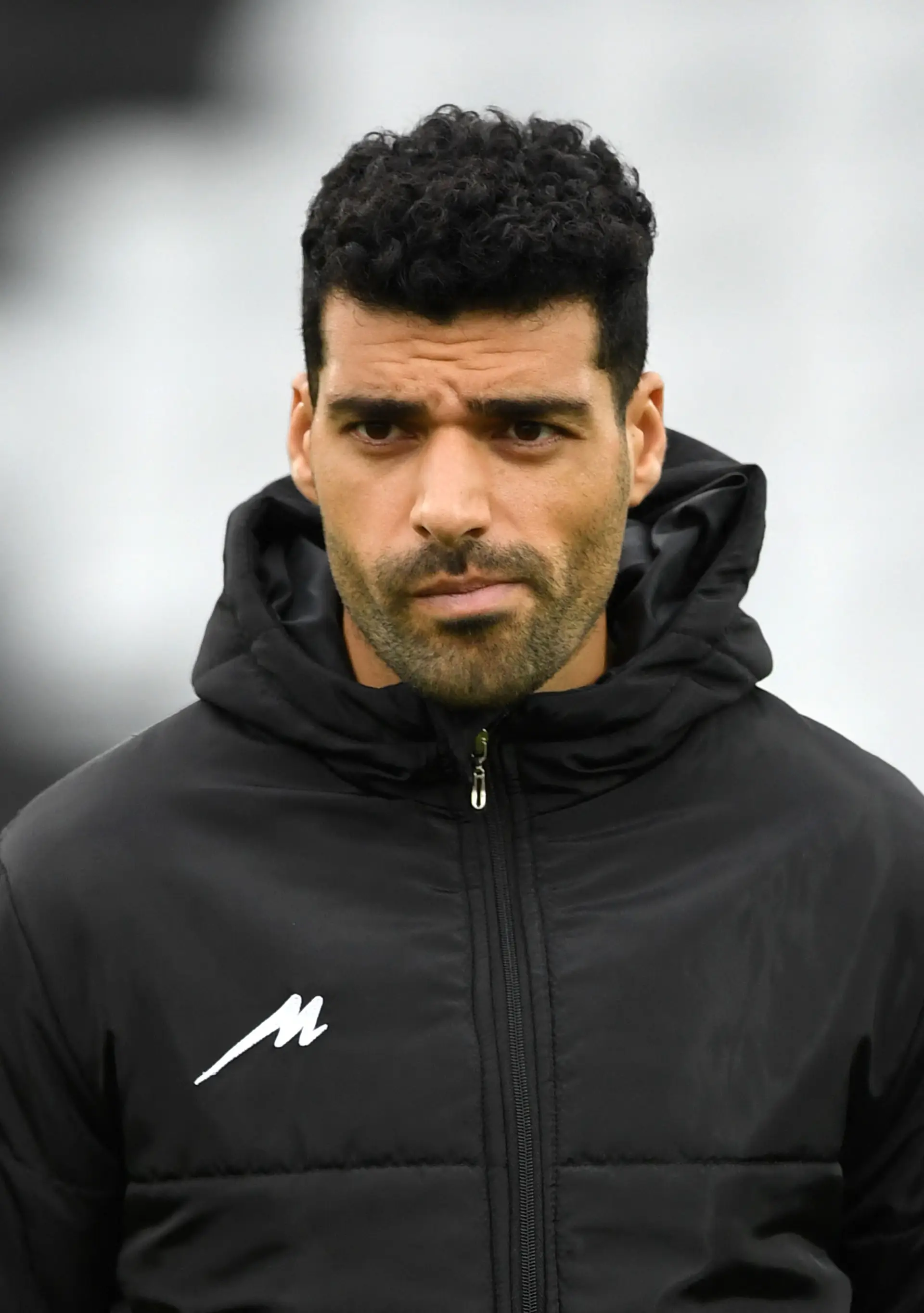 Jogadores da seleção do Irão em protesto contra a repressão das mulheres? Ouviram o hino nacional de casaco, tapando os símbolos do país