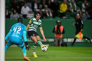 Trincão remata para defesa de Andrew, num dos muitos lances de ataque do Sporting que não terminaram em golo