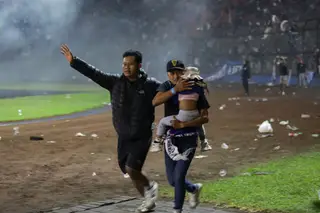 Pelo menos 174 pessoas mortas após invasão de um campo de futebol na Indonésia