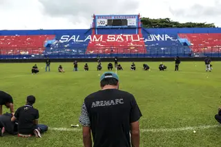 Javir Roca, treinador de uma das equipas envolvidas na tragédia na Indonésia: “Vários adeptos morreram nos braços dos jogadores”