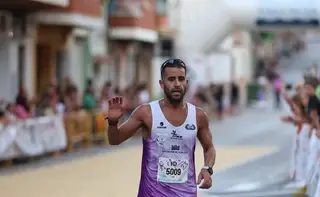 Vencedor de meia maratona parou antes da meta e esperou 20 segundos antes de a terminar. A razão: não queria bater o recorde por muito tempo