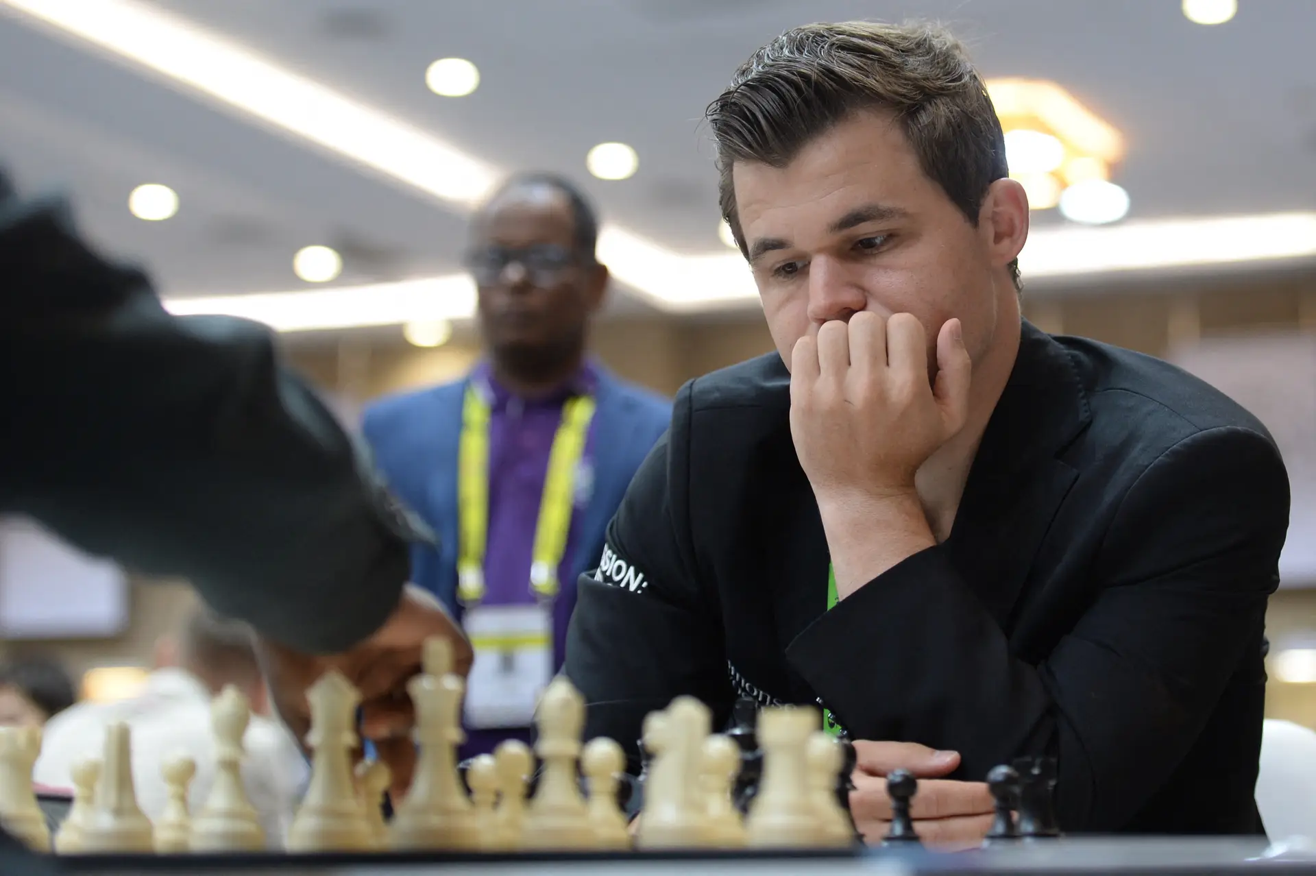 O campeão de xadrez Magnus Carlsen anda aborrecido com a tarefa de  encontrar um rival que o motive: “Contra alguns não sei se jogarei”