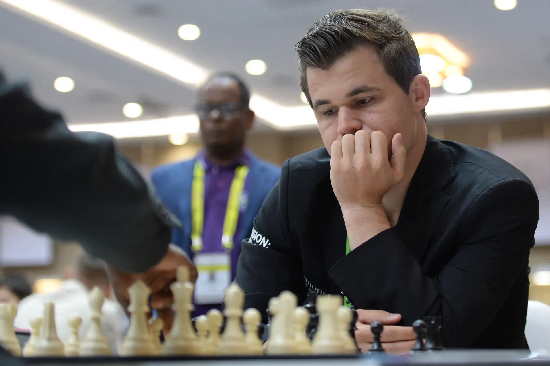 Magnus Carlsen abdica de defender o título mundial - Xadrez