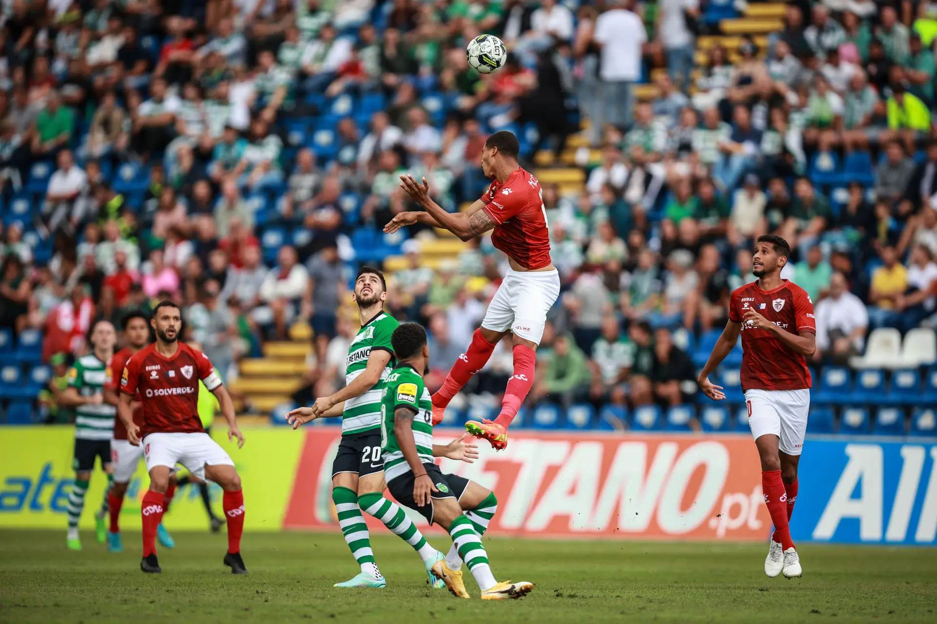 Sporting fica na frente do placar duas vezes, mas cede empate ao Vitória de  Guimarães na volta do Português