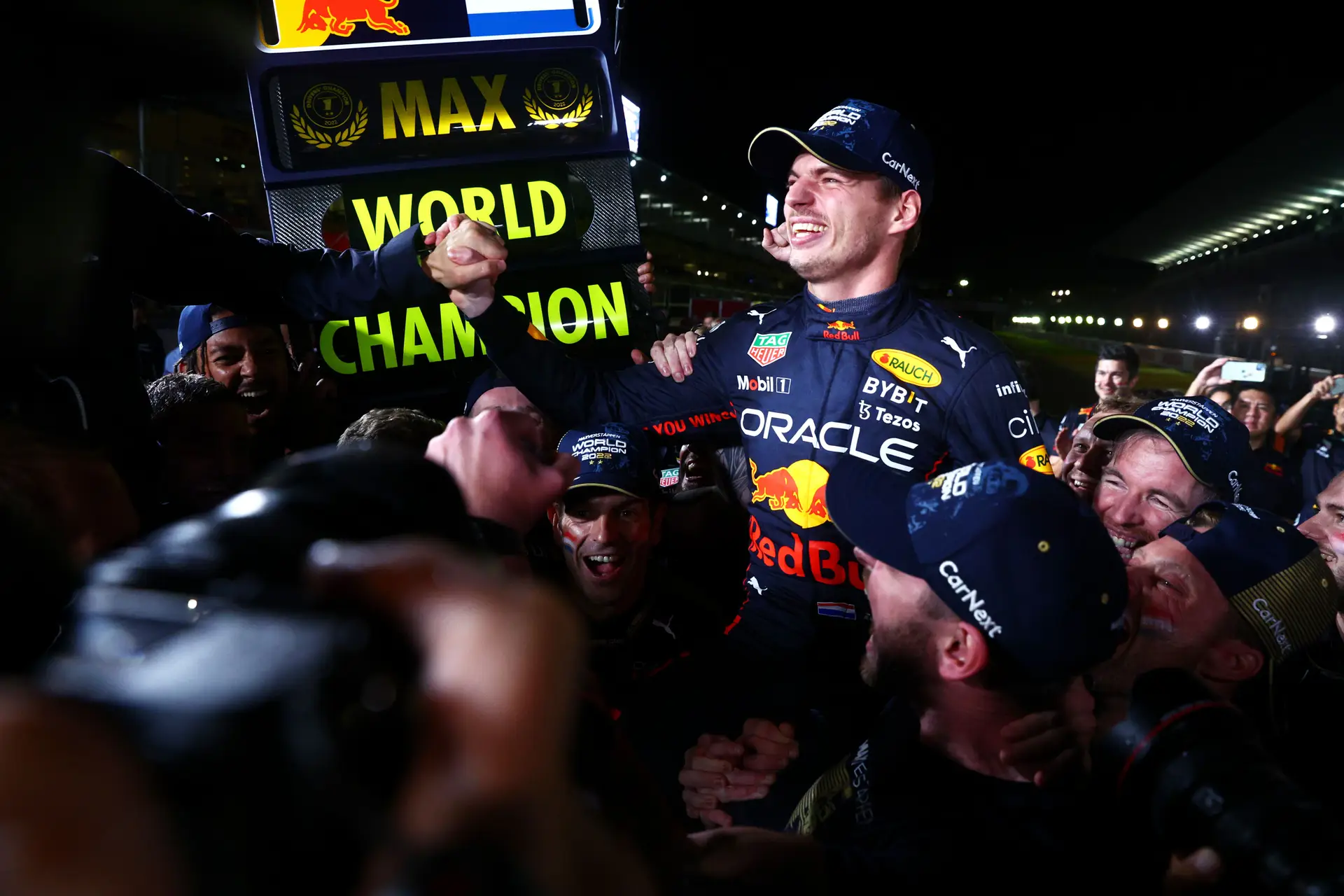 Max Verstappen é bicampeão mundial da Fórmula 1, de novo com polémica à mistura