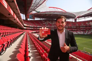 Yuri mostra o cartão de sócio do Benfica