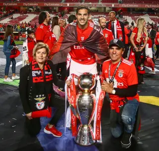 Yuri com os pais nos festejos do título de campeão nacional de 2018/19