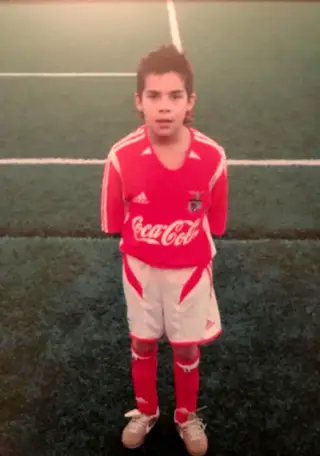 Em criança, já com o equipamento do Benfica