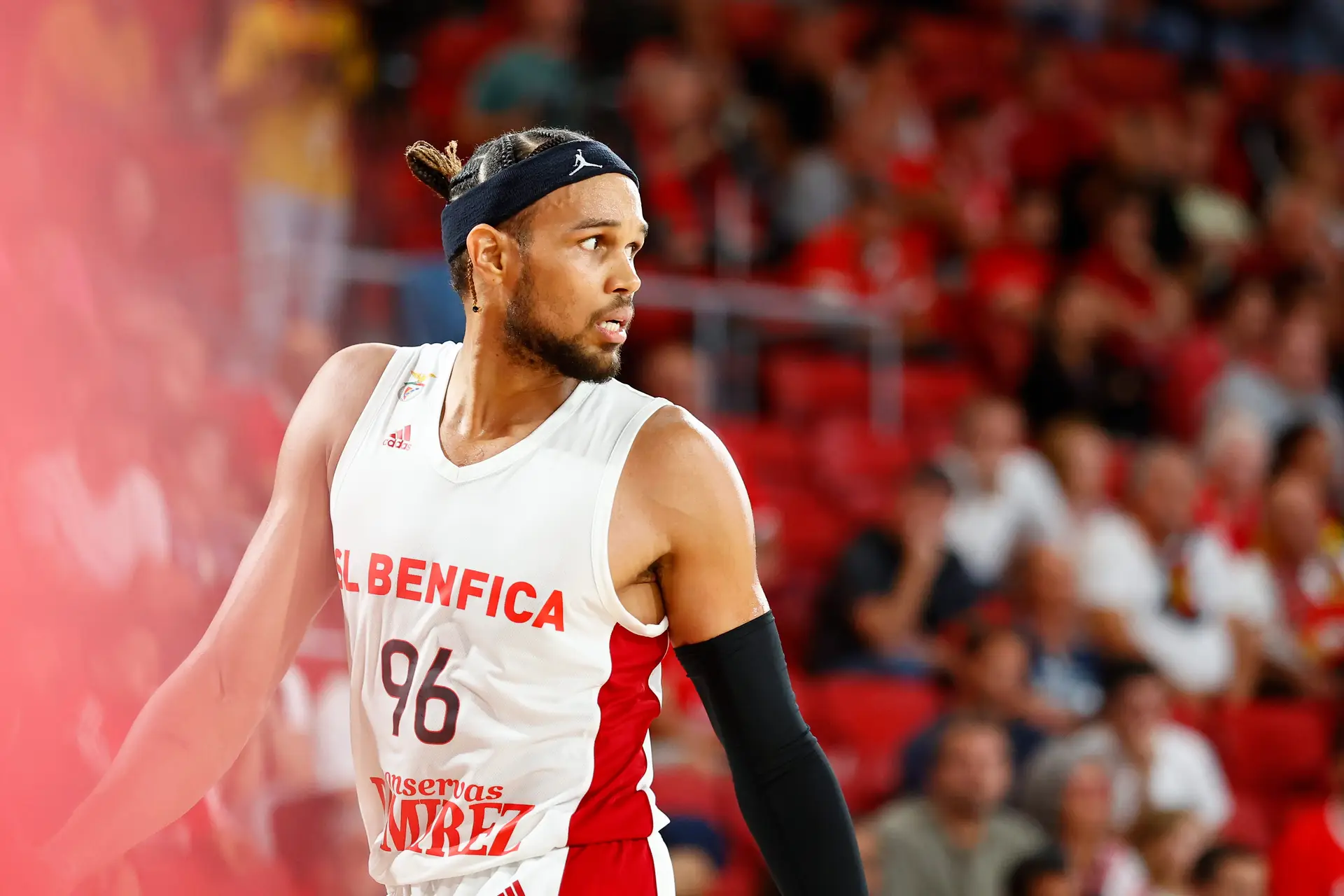 Jogador brasileiro é chamado de macaco durante jogo de basquete na