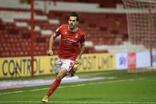 O defesa esquerdo jogou duas épocas pelo Nottingham