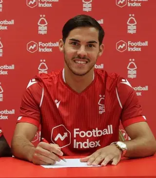 Yuri no dia da assinatura de contrato com o Nottingham Forest