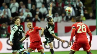 A cabecear a bola durante um jogo pelo Legia