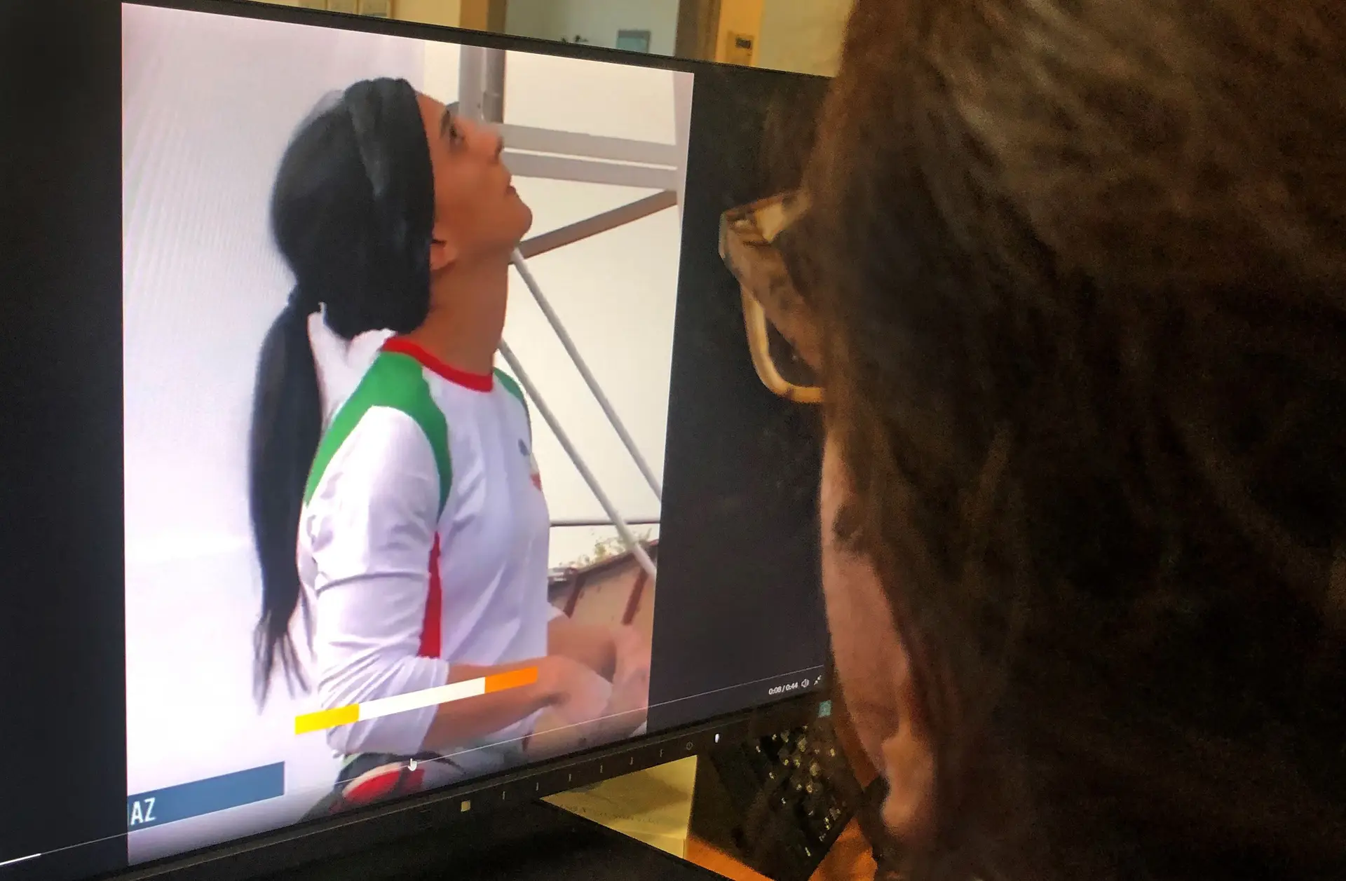 Elnaz Rekabi é escaladora, competiu sem hijab na Coreia do Sul e os amigos perderam-lhe o rasto, mas Irão nega qualquer detenção