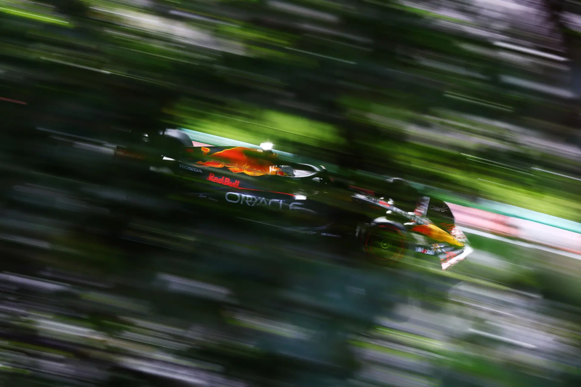 Diretor da McLaren exige que Red Bull seja punida pela “batota” de gastar mais do que o permitido (sem retirar o título a Verstappen)