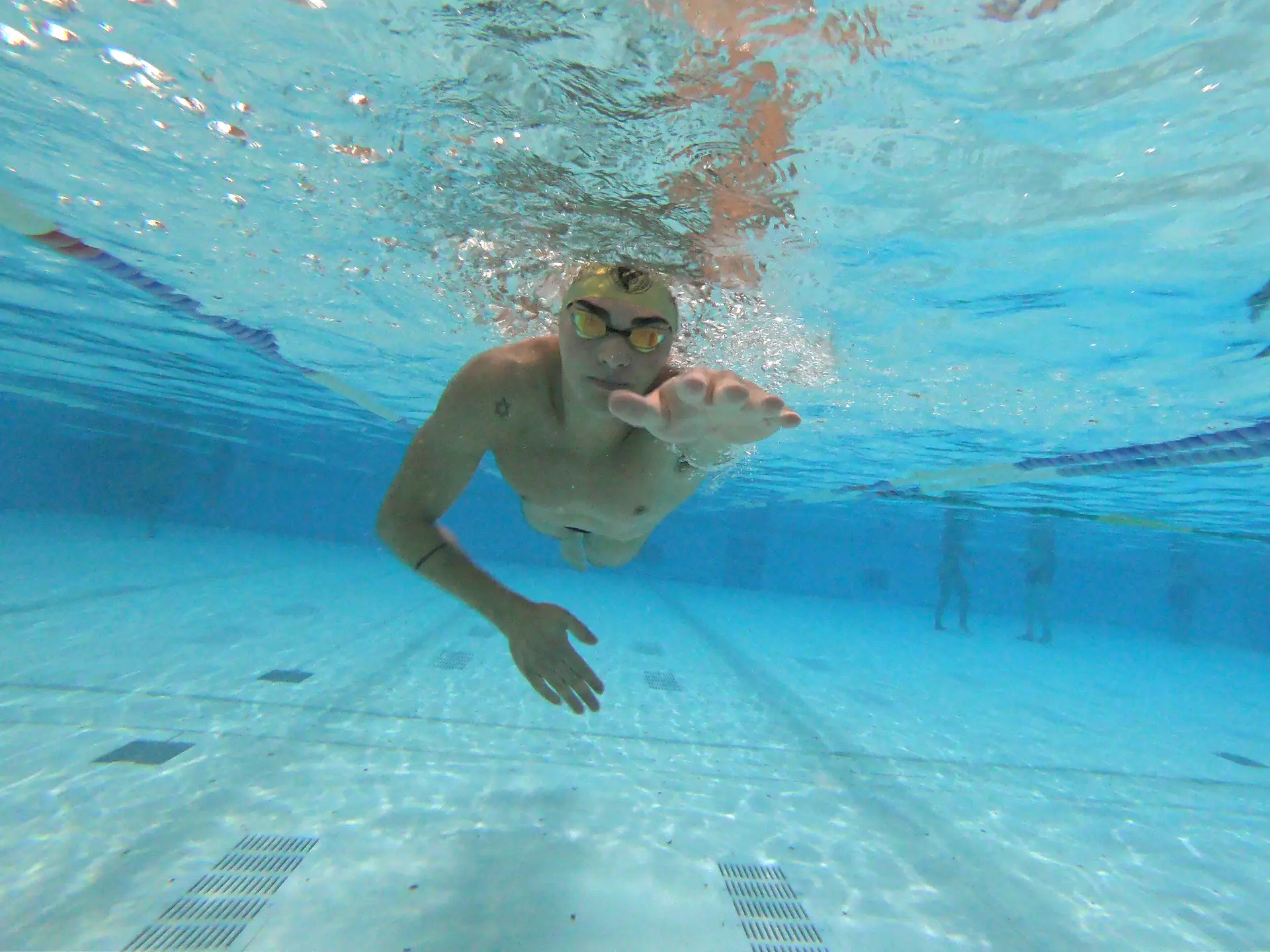 Como nadar perfeitamente costas melhorando a posição do corpo na