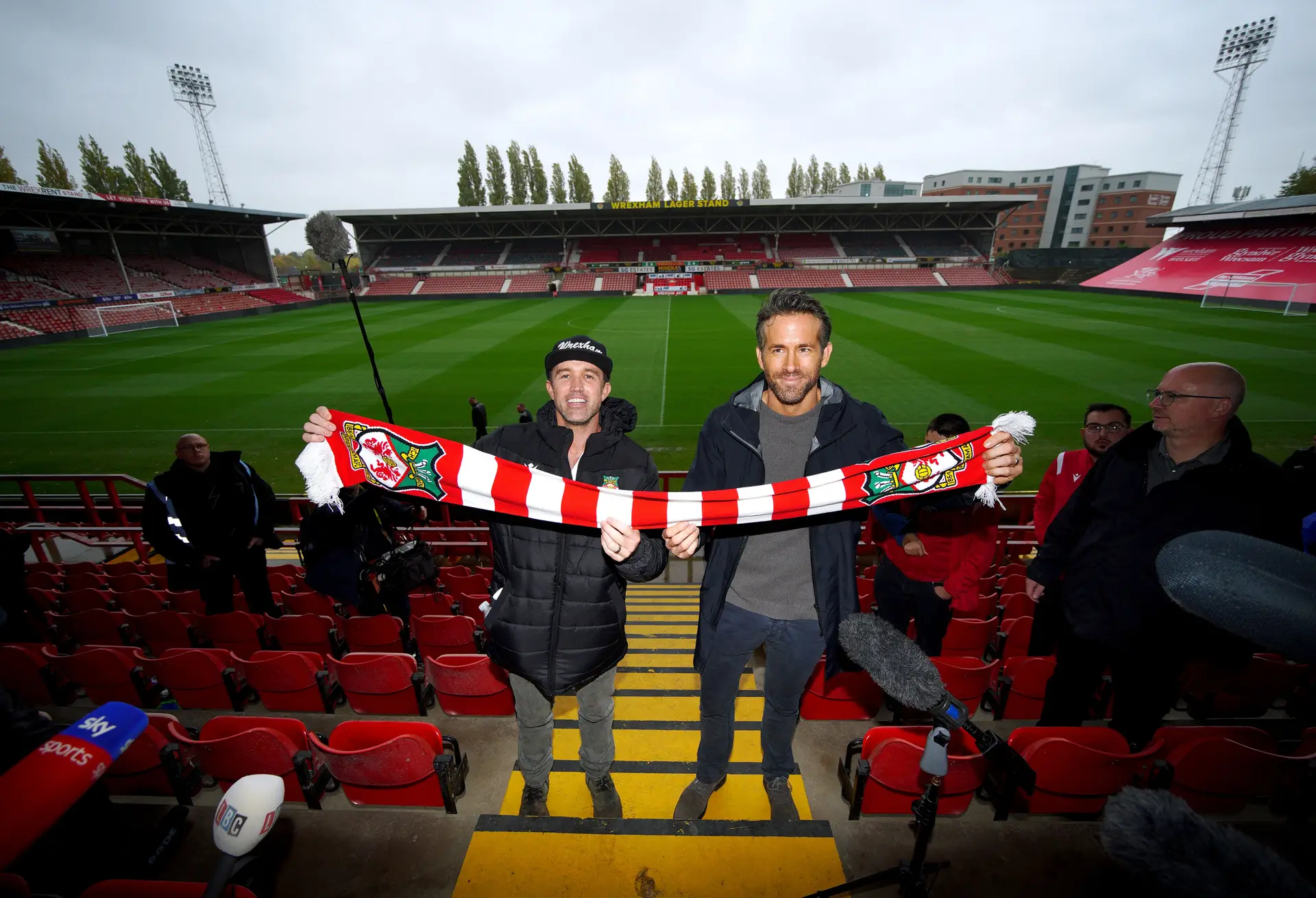 Dois atores de Hollywood compraram o Wrexham. A paixão é grande, adoram  cada segundo, mas o futebol “é um tormento em igual medida”