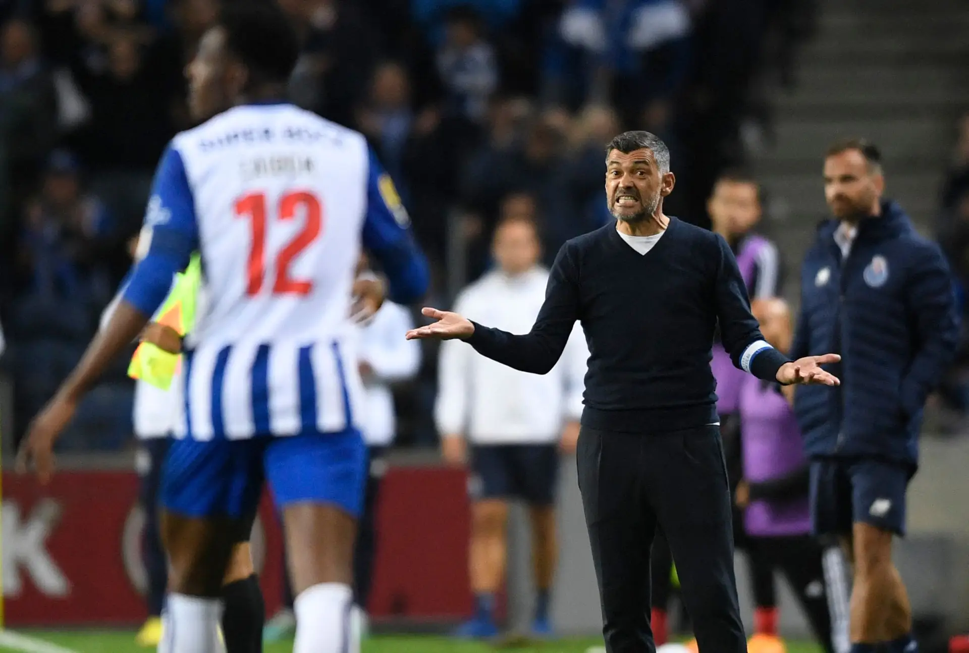 Sérgio Conceição: “Acho que é inédito. Nunca ouvi falar de um arbitro a vir diretamente ao banco para dar amarelo por não ter a braçadeira”