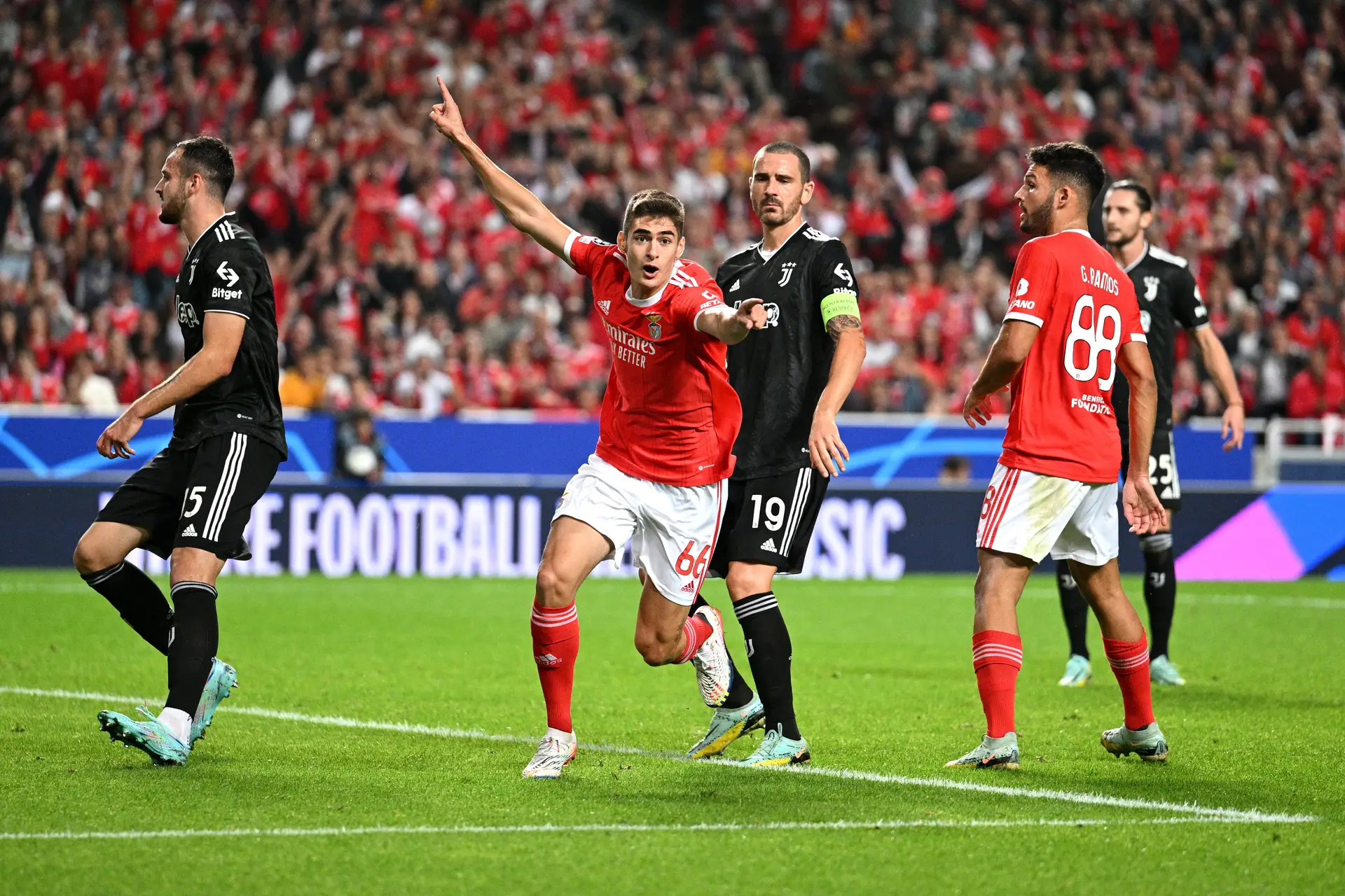 Domínio de Bola - Rafa estava em jogo por 4 cm no golo de Tengsted que deu  a vitória ao Benfica.