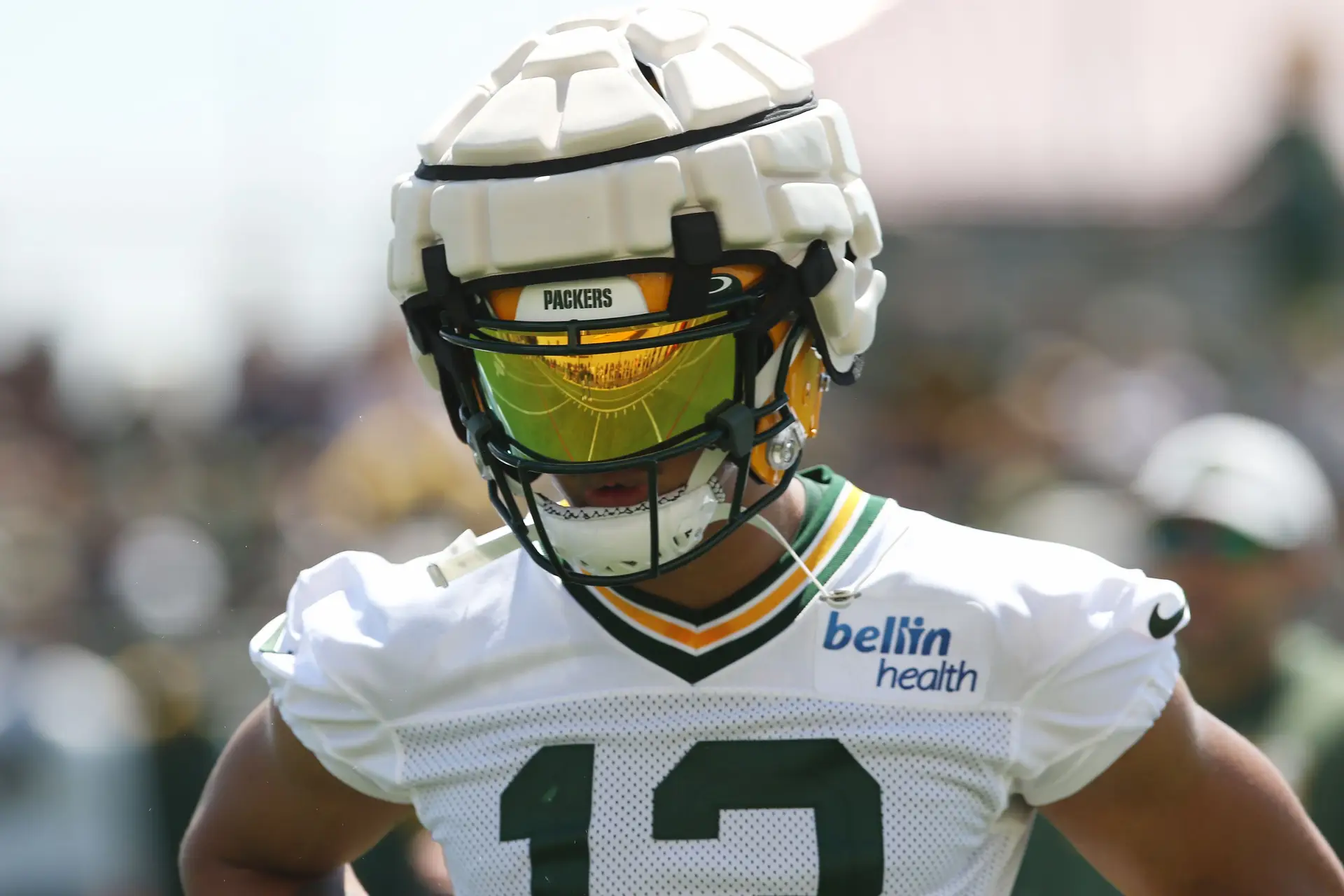 Allen Lazard, jogador dos Green Bay Packers da NFL, a usar um capacete especial de proteção contra traumatismos cranianos