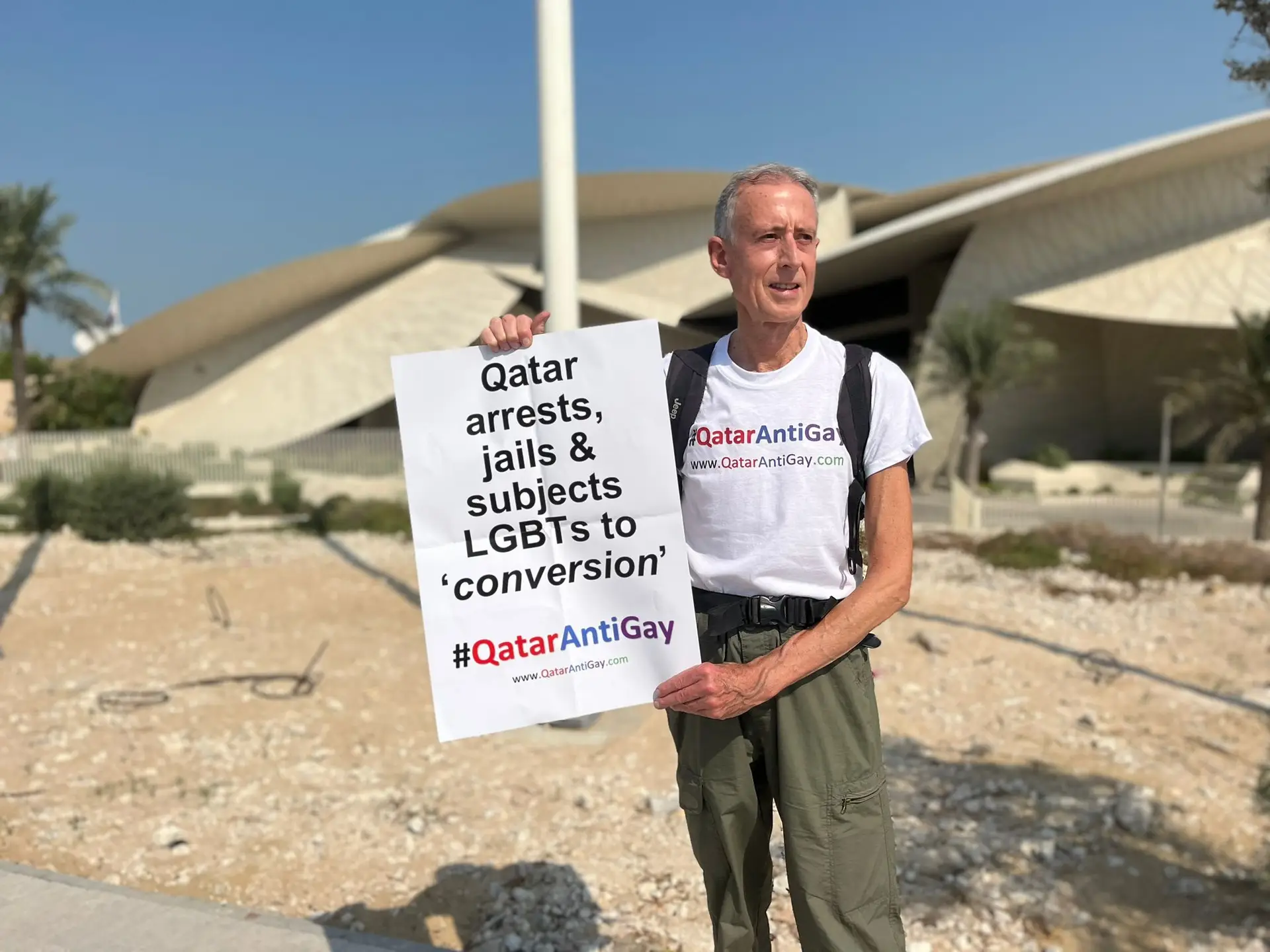 Ativista foi preso no Catar por fazer protesto em defesa da comunidade LGBT+: “A FIFA não conseguiu assegurar uma mudança”
