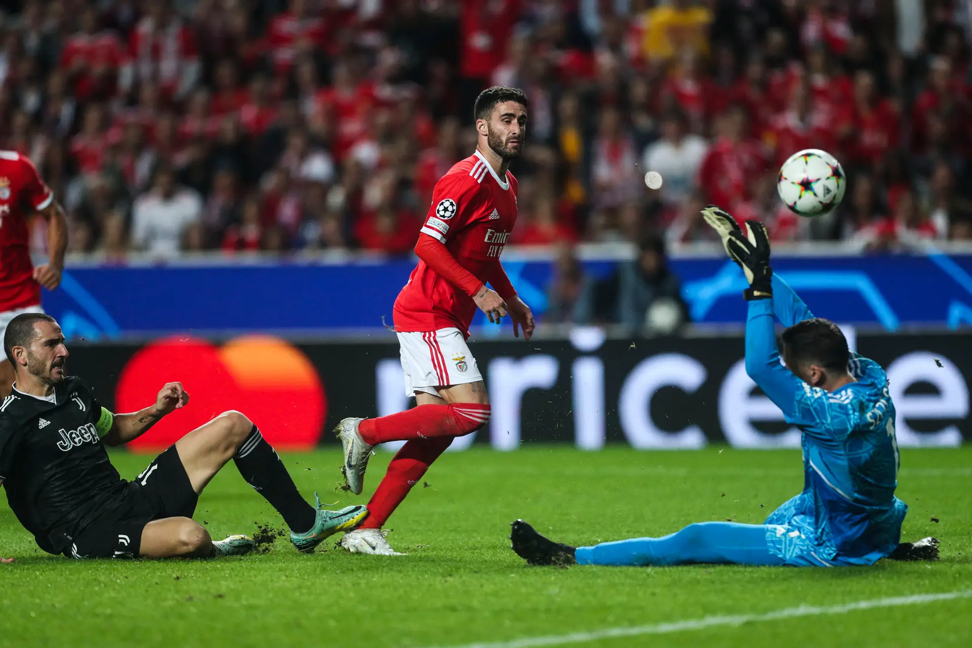 Rafa, com Bonucci e Szczesny por terra, pica a bola para o 4-1