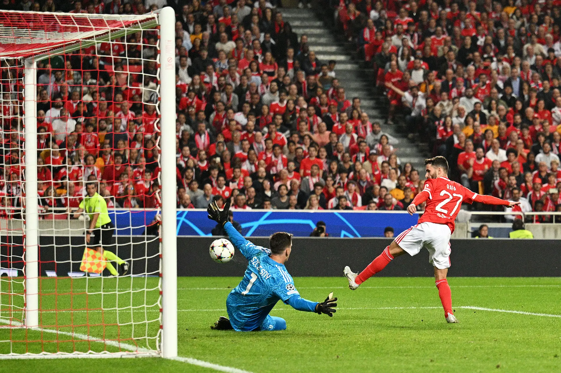 Domínio de Bola - Rafa estava em jogo por 4 cm no golo de Tengsted que deu  a vitória ao Benfica.