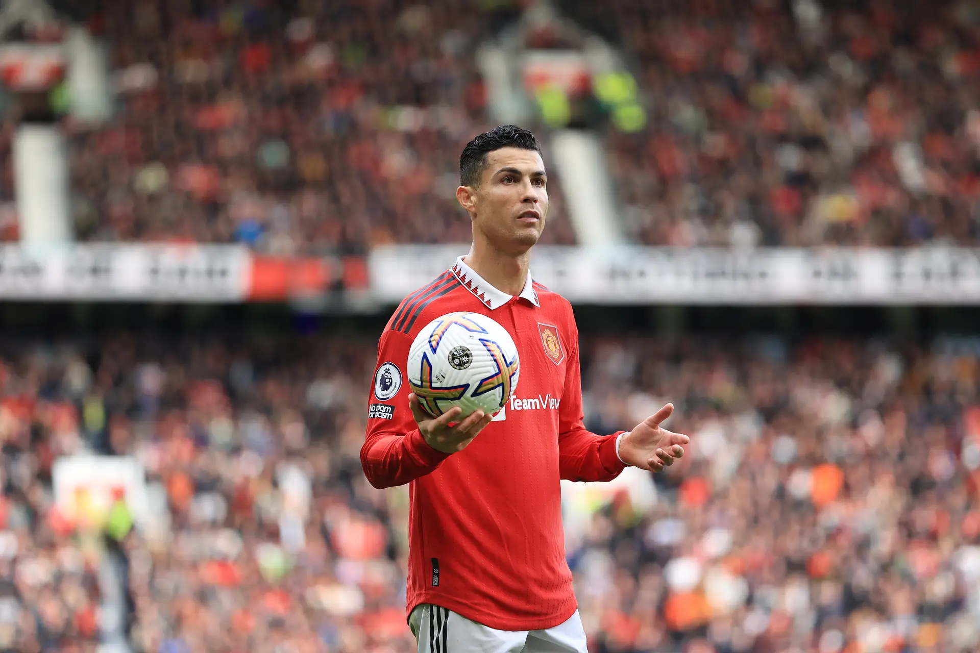 Em resposta à entrevista a Piers Morgan, United contrata advogados para processar Ronaldo e diz ao jogador para não voltar ao clube