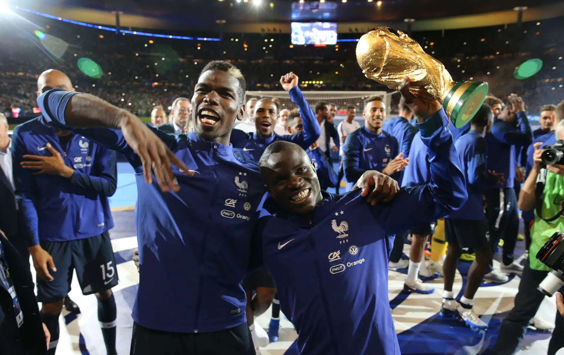 Paul Pogba e N'Golo Kanté, em 2018, a celebrarem a conquista do Mundial.