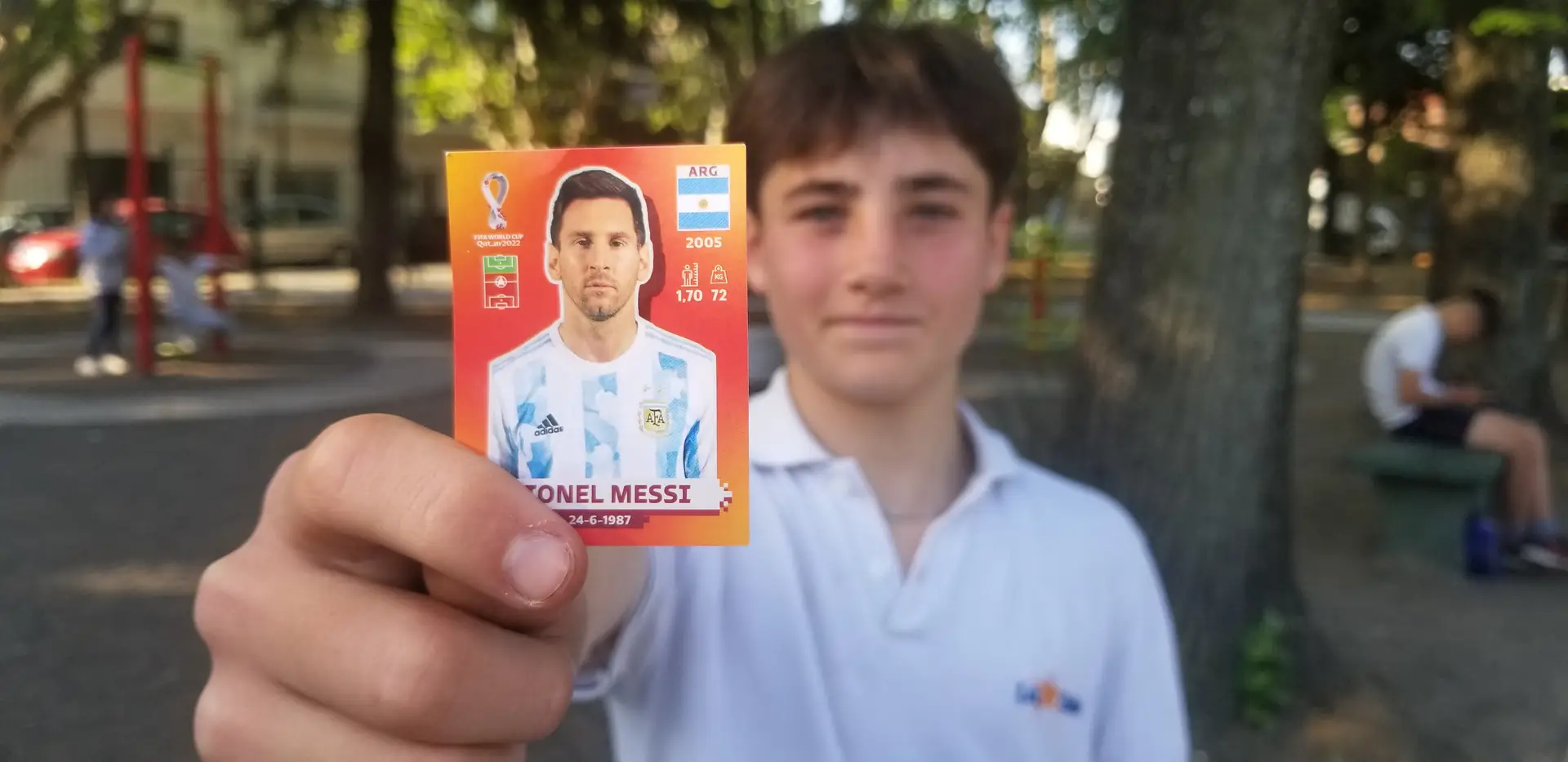 Bautista Comellas exibe a desejada figurinha de Messi