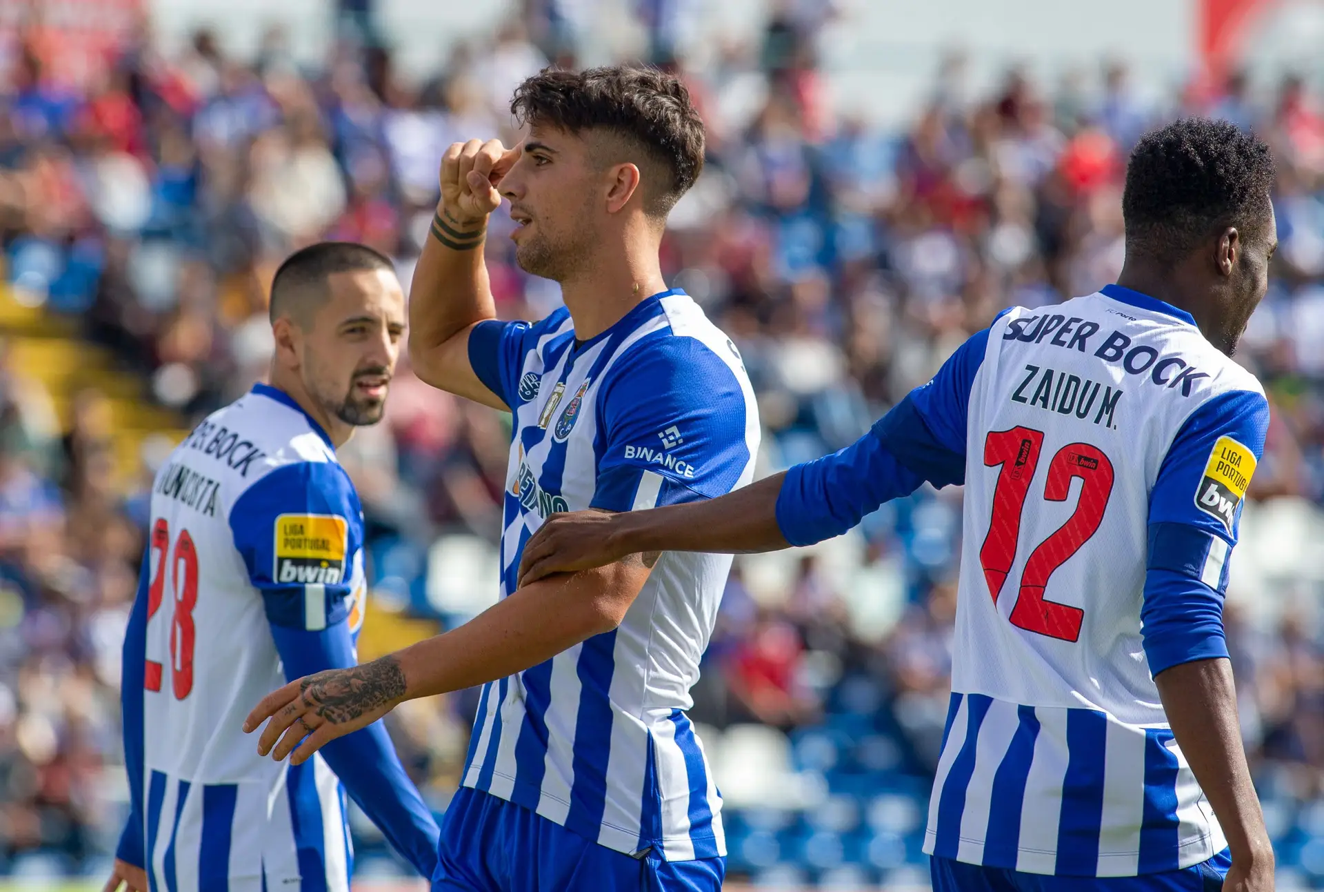 Menino Que Joga O Futebol - Tomando Um Lance Dentro Imagem de