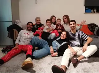 Hugo, a avó, o filho Rodrigo, a sobrinha, o sobrinho, a irmã, e dois primos (em baixo)
