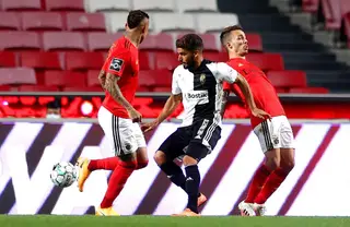 Na época 2019/20, o extremo assinou pelo Farense