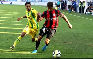 Hugo (à direita), enquanto jogador do Feirense a disputar a bola com Murillo, do Tondela