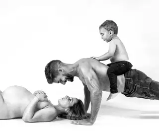 Com a mulher, grávida do segundo filho, e com o filho Dinis às costas