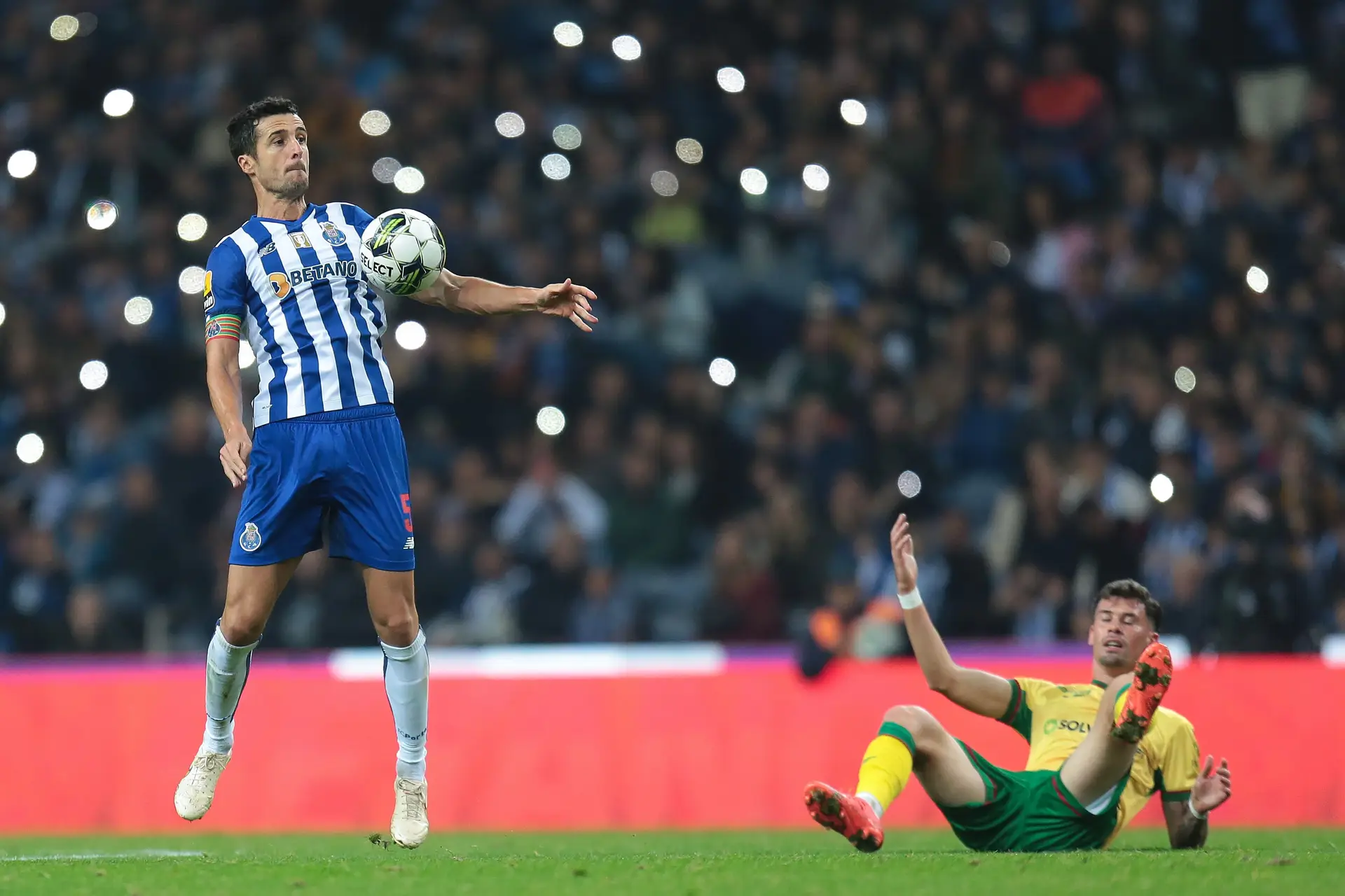 Um jogo um tanto ou quanto louco, um lance bizarro, mas um FC Porto que  volta a ser uma certeza de solidez na Champions