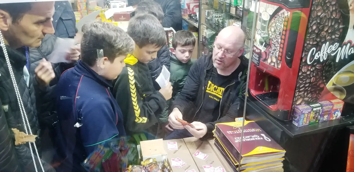 Crianças e adultos escolhem os cromos mais difíceis de encontrar