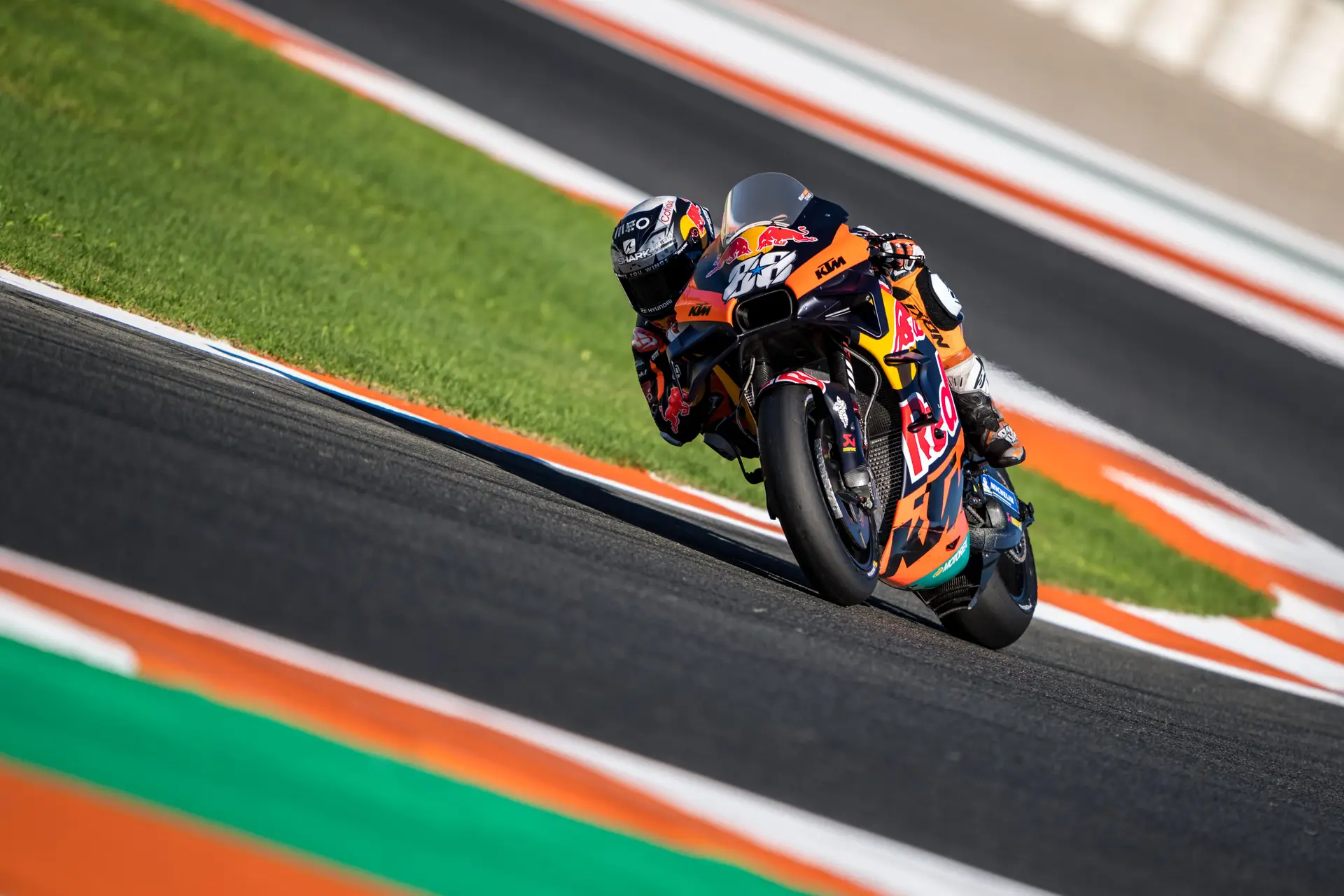 Miguel Oliveira termina Grande Prémio de Portugal de Moto GP em 5.º lugar.  Quartararo vence corrida