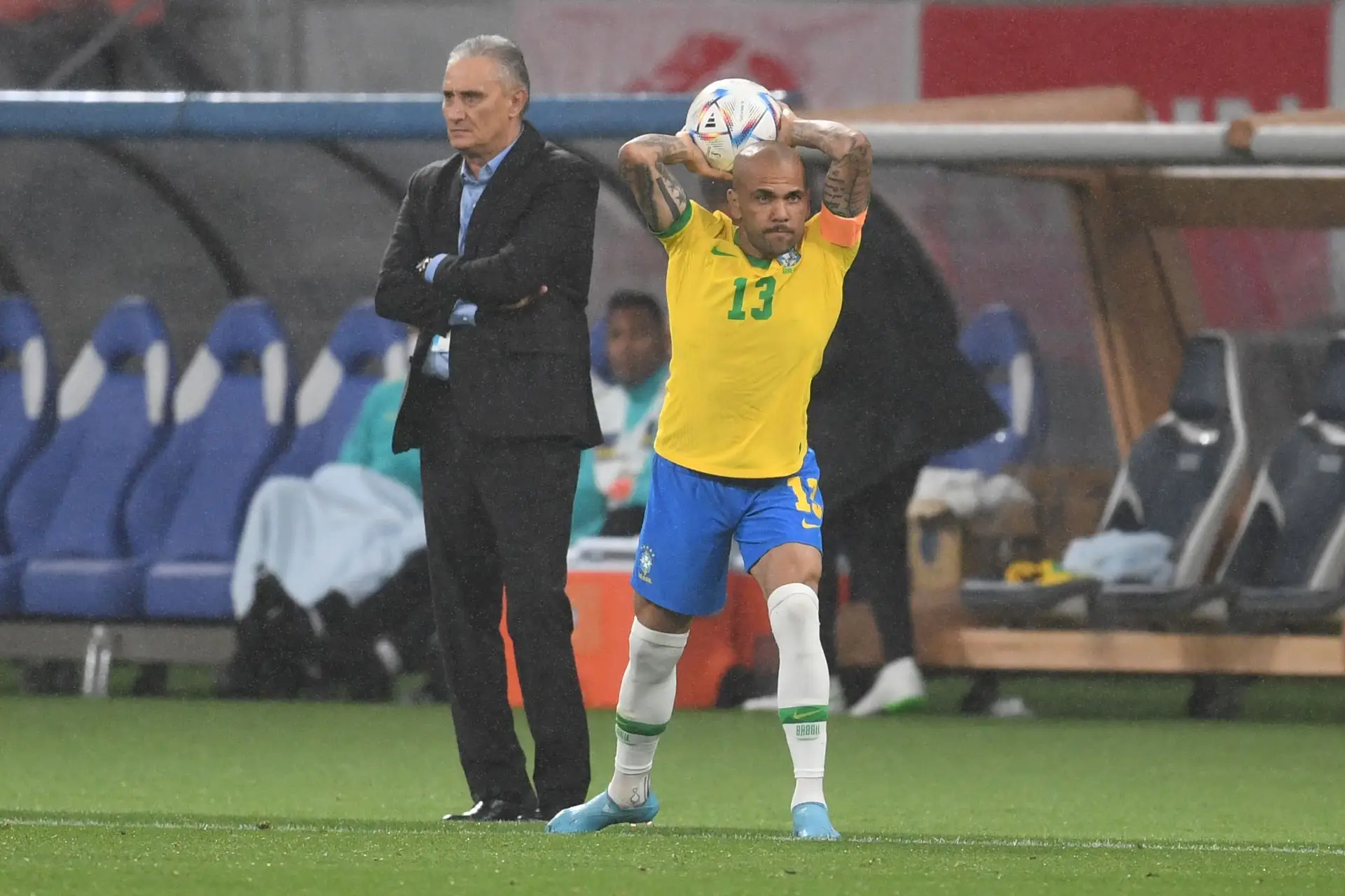 Acabou-se o mistério: Tite anunciou os 26 jogadores para o Brasil atacar o hexa e Daniel Alves é um deles