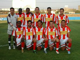 Bruno (4.º atrás a partir da esquerda) jogou no Barreirense, na II Liga, em 2005/06