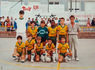 Bruno (1.º jogador atrás à direita), no clube da Idanha, onde começou a jogar futebol