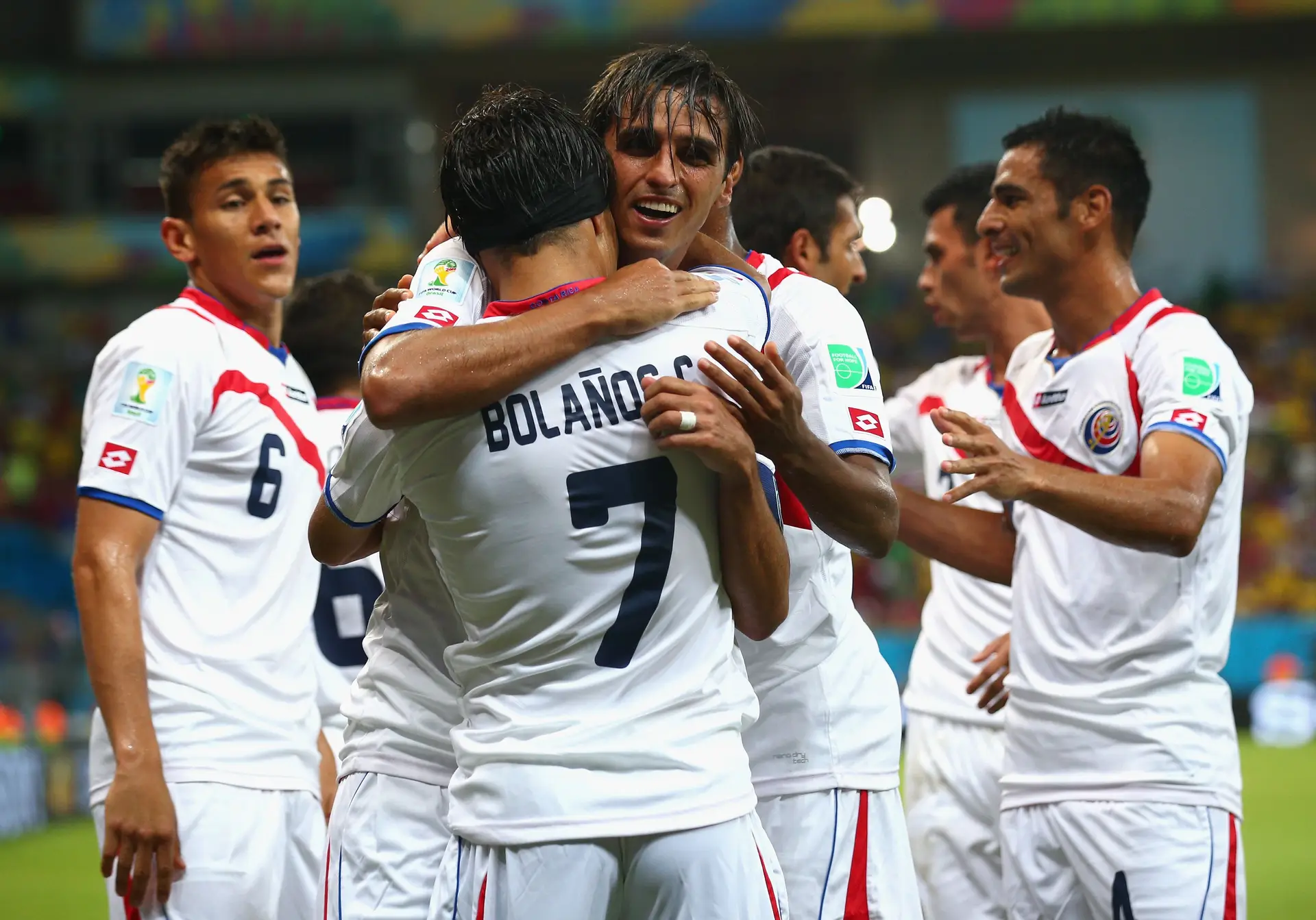 Bryan Ruiz abraça Bolaños depois do golo à Grécia